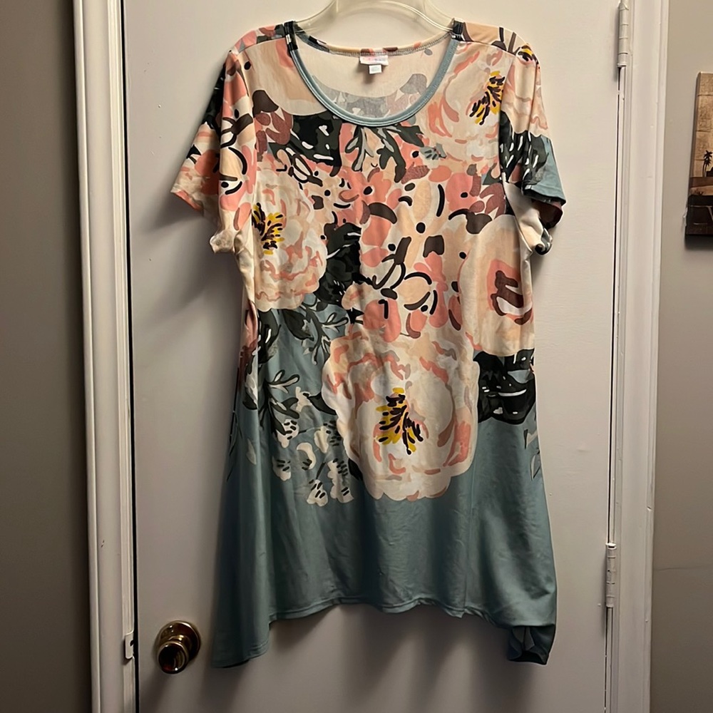 EUC lularoe floral top 2x